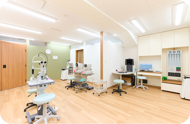 各種検査設備が揃ったクリニックの一室の写真。