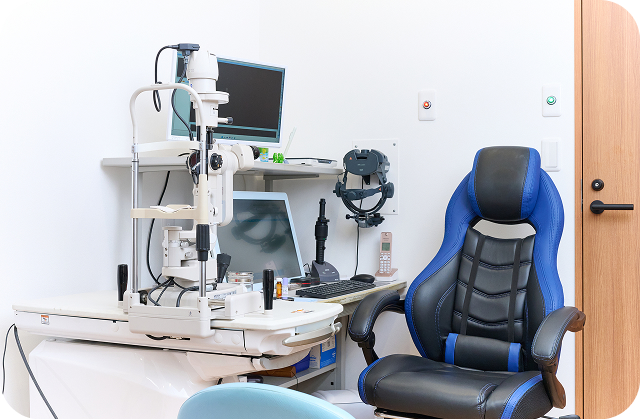 単眼倒像鏡、双眼倒像鏡が置かれたクリニックの一室の様子。